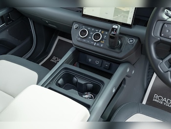 Used Land Rover Defender 110 2024 for sale - 76899001: Photo