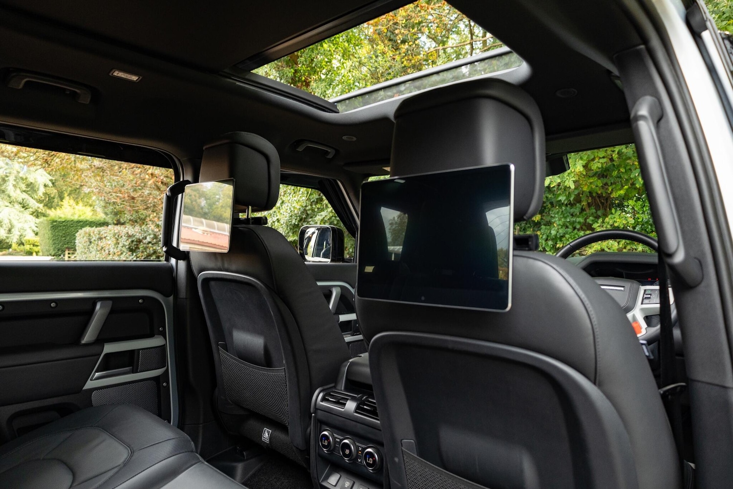 Used Land Rover Defender 2024 for sale - 76714193: Photo 2