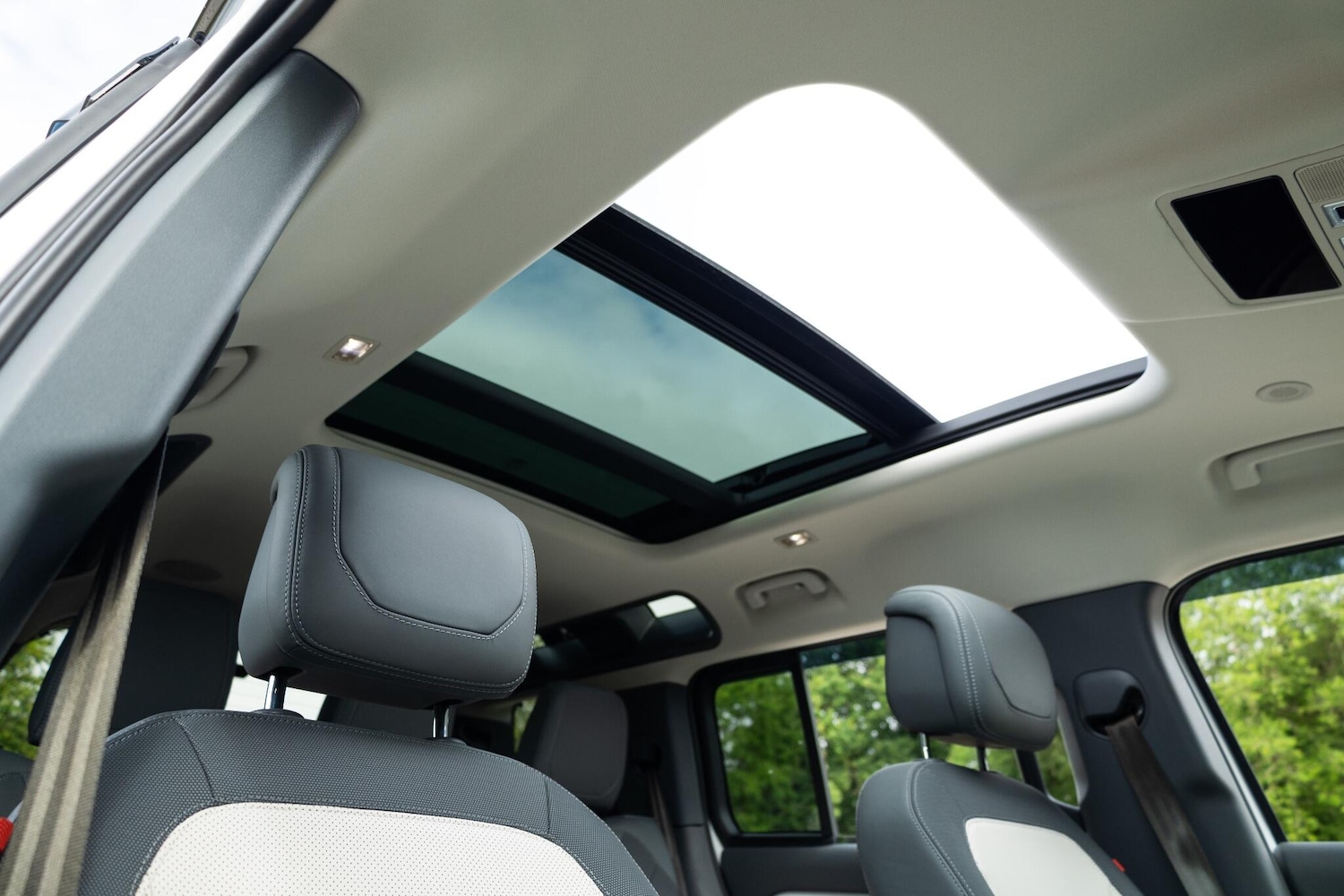 Used Land Rover Defender 2024 for sale - 77525142: Photo 2