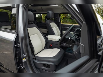 Used Land Rover Defender 110 2024 for sale - 76188983: Photo