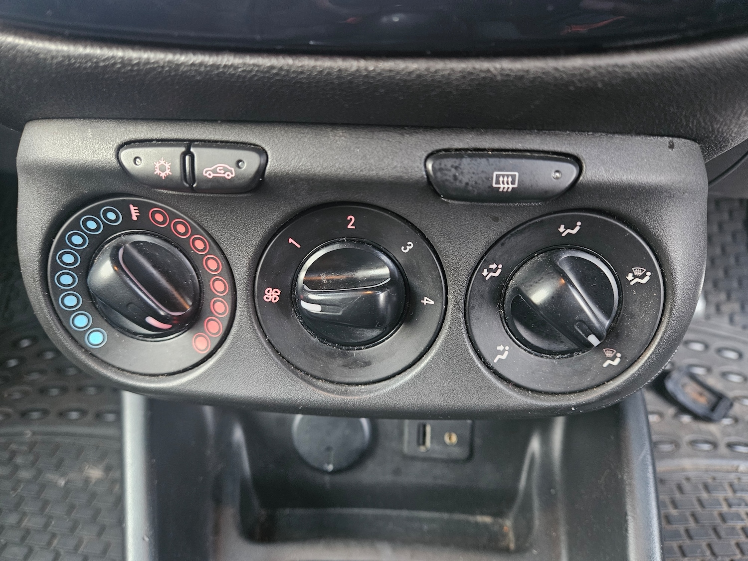 Used Vauxhall Corsa 2015 for sale - 77901330: Photo 14