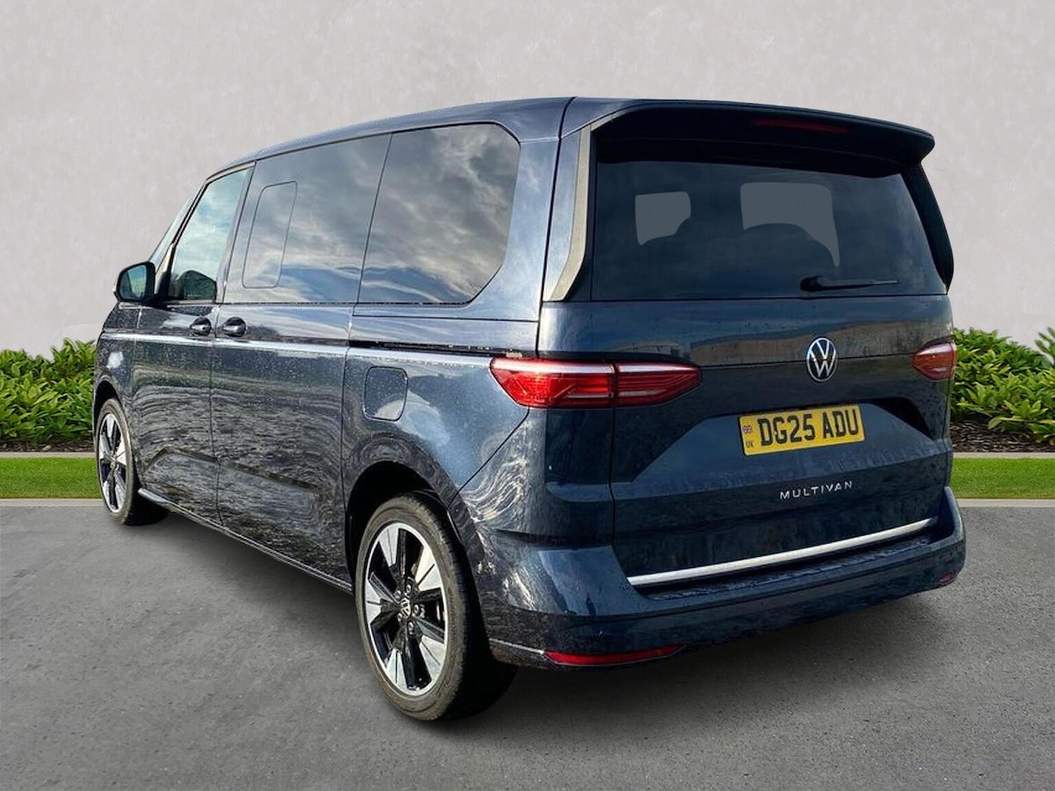 Used Volkswagen Multivan 2025 for sale - 76655920: Photo 2