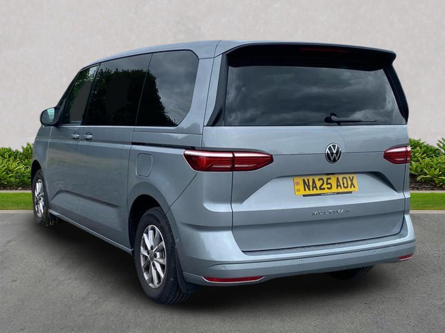 Used Volkswagen Multivan 2025 for sale - 76763399: Photo 2