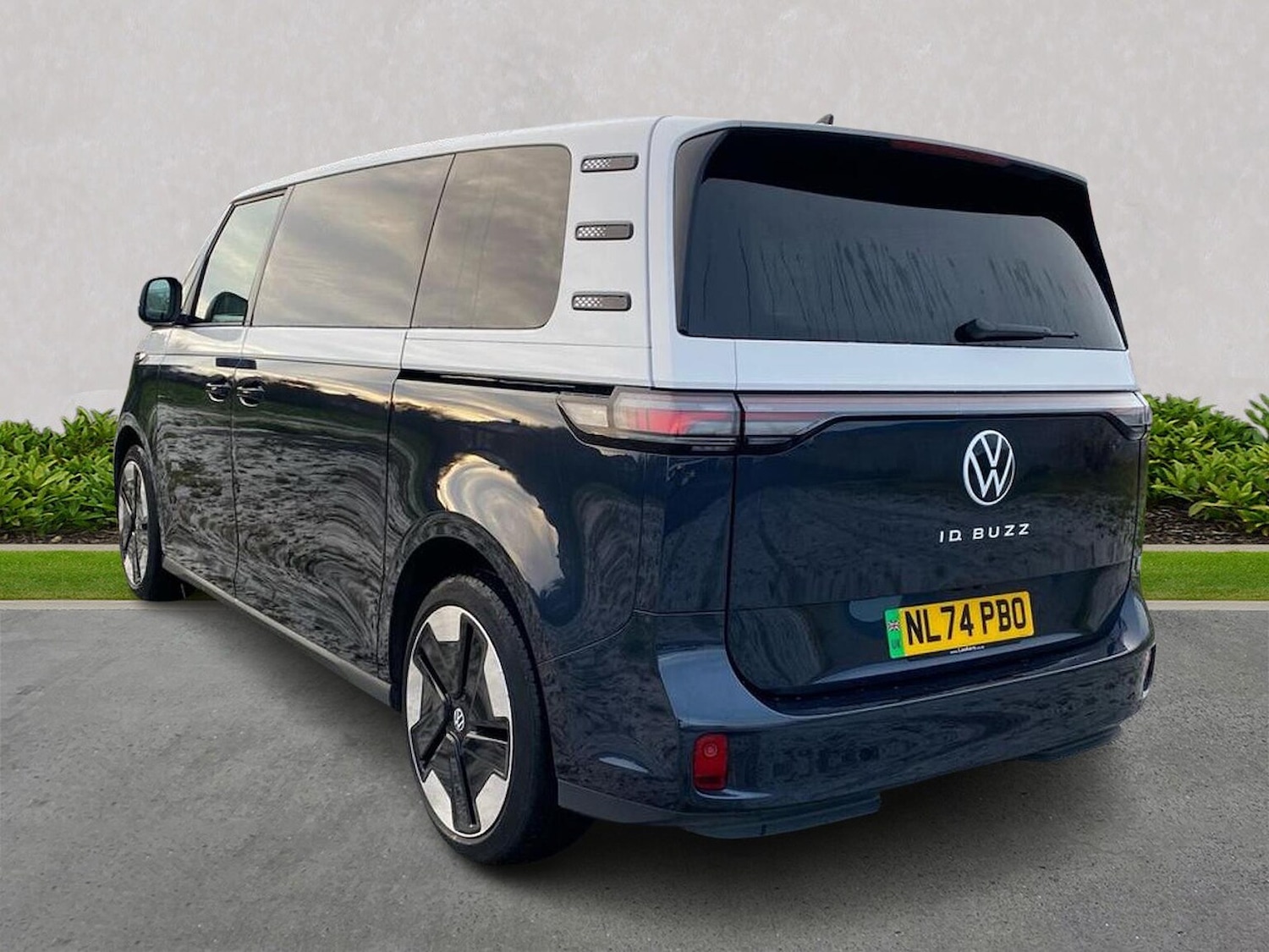 Used Volkswagen ID.Buzz 2024 for sale - 76735604: Photo 2