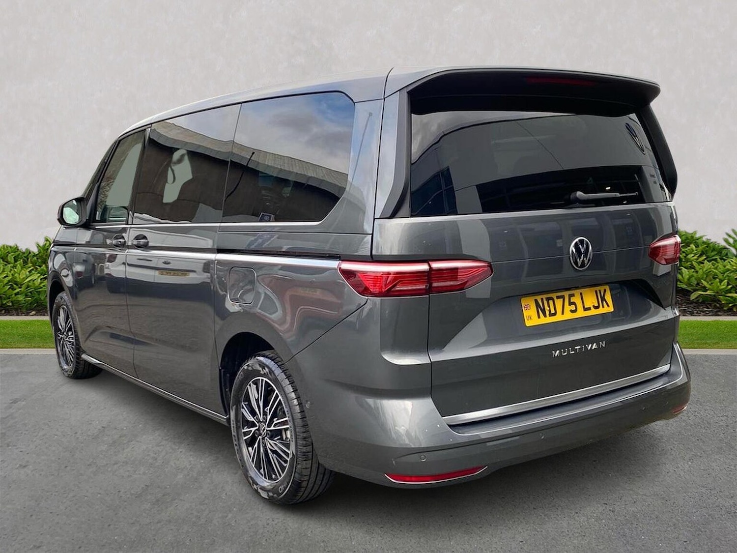 Used Volkswagen Multivan 2025 for sale - 77643841: Photo 2