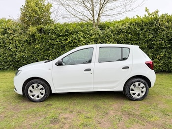 Used Dacia Sandero 2018 for sale - 79054982: Photo