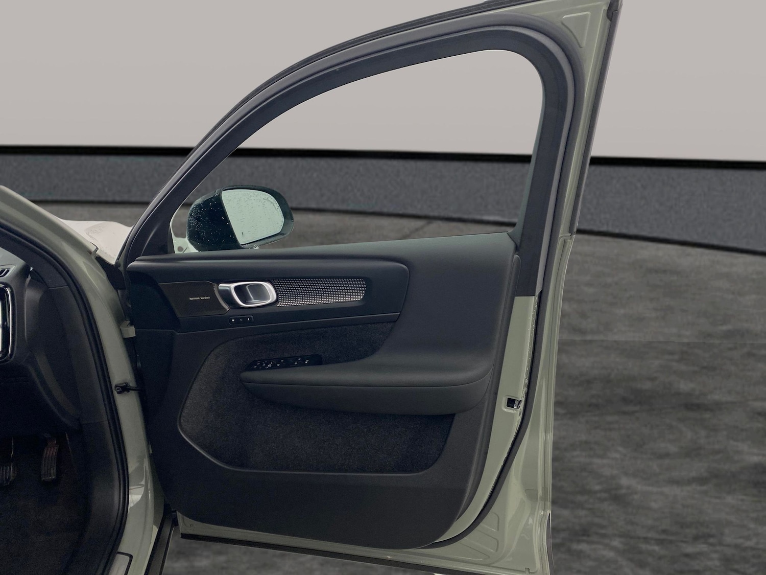 Used Volvo XC40 2023 for sale - 76128749: Photo 38