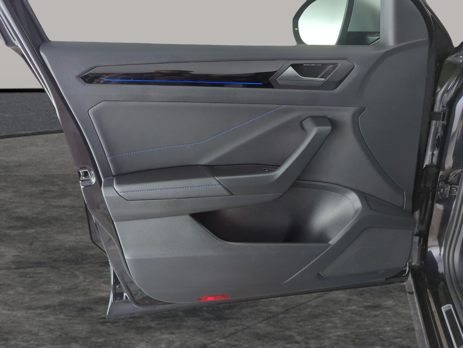 Used Volkswagen T-Roc 2023 for sale - 77648509: Photo 26