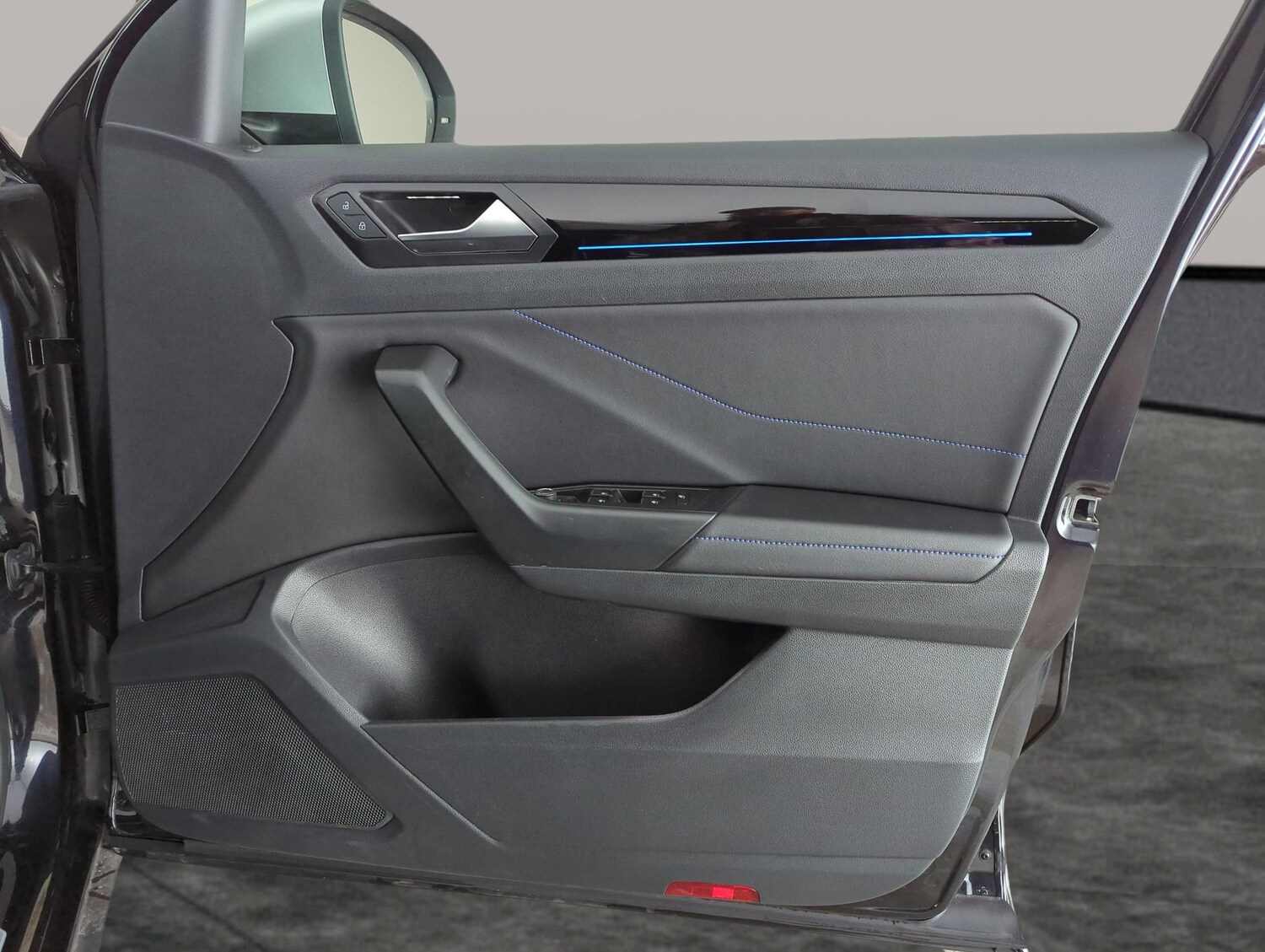 Used Volkswagen T-Roc 2023 for sale - 77648509: Photo 29