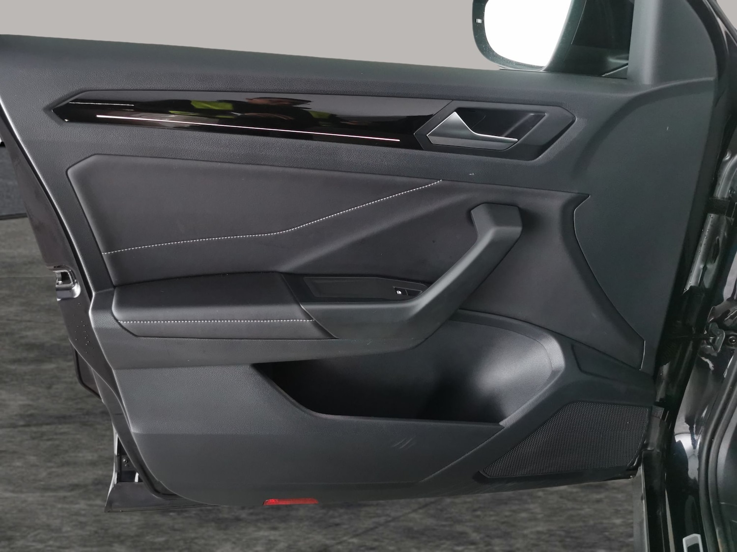 Used Volkswagen T-Roc 2023 for sale - 76745649: Photo 29