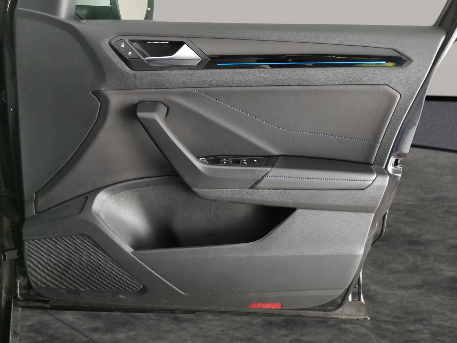 Used Volkswagen T-Roc 2023 for sale - 76475406: Photo 32