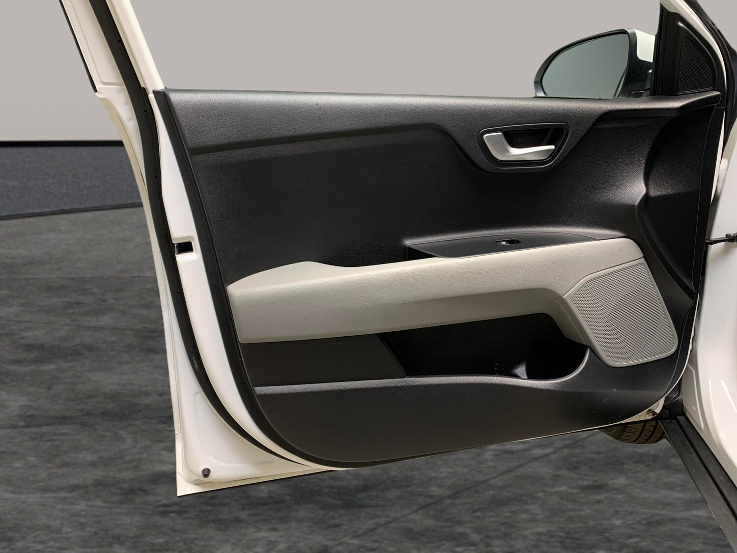 Used Kia Stonic 2018 for sale - 77530050: Photo 31