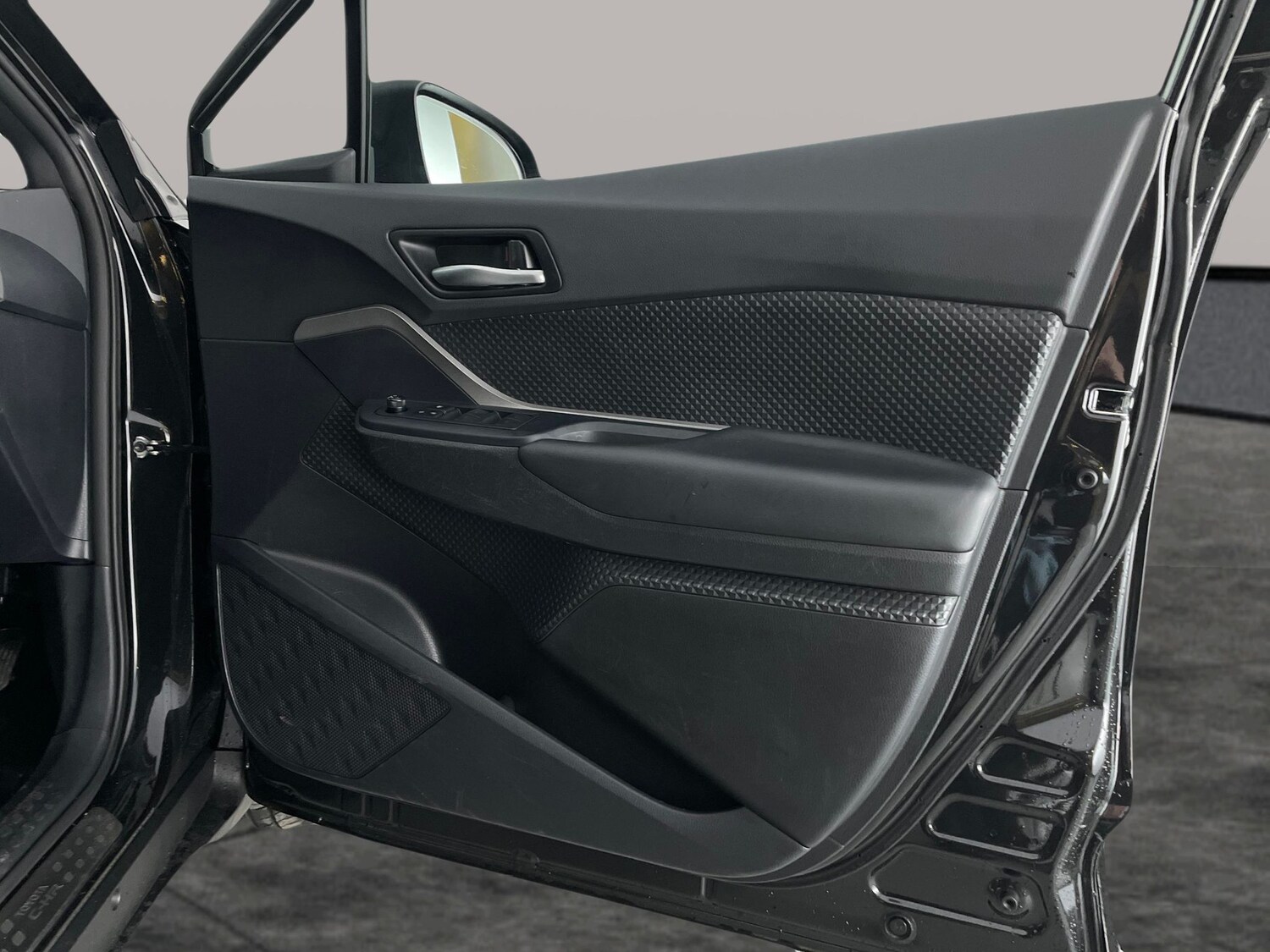 Used Toyota C-HR for sale - 77448120: Photo 32