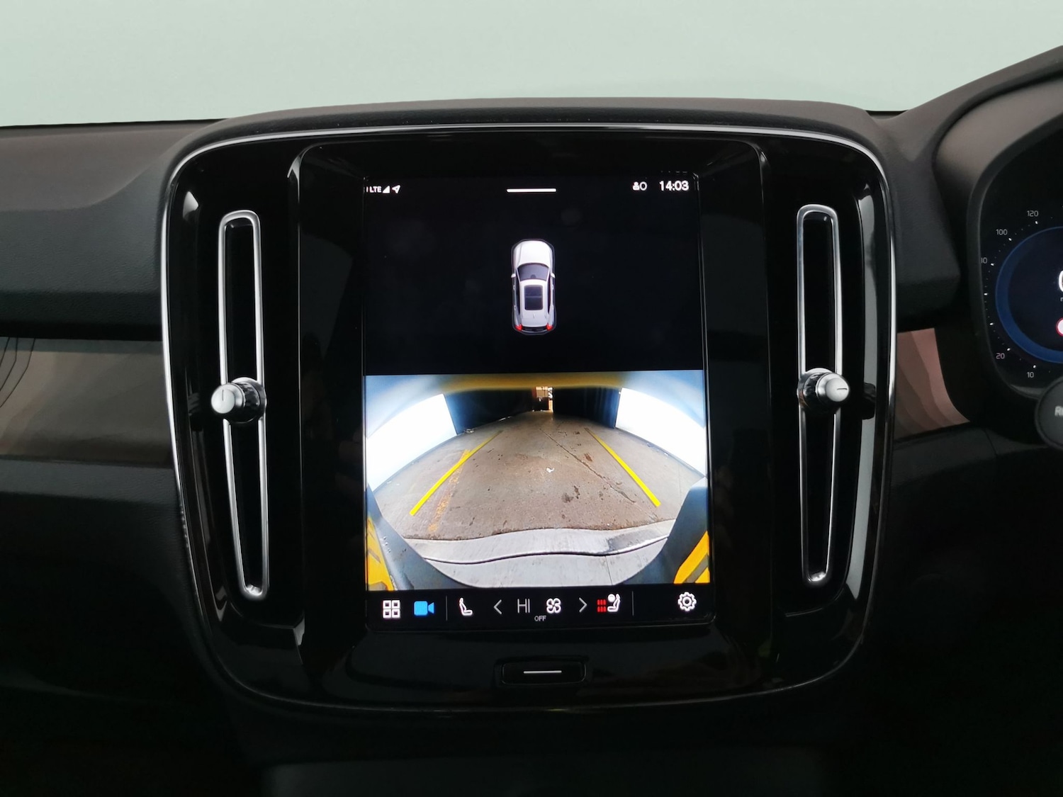 Used Volvo XC40 2022 for sale - 76889227: Photo 8