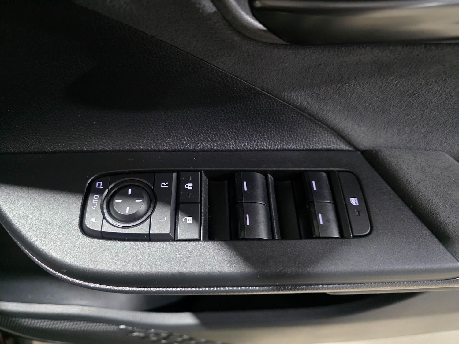 Used Toyota C-HR 2024 for sale - 76926552: Photo 17