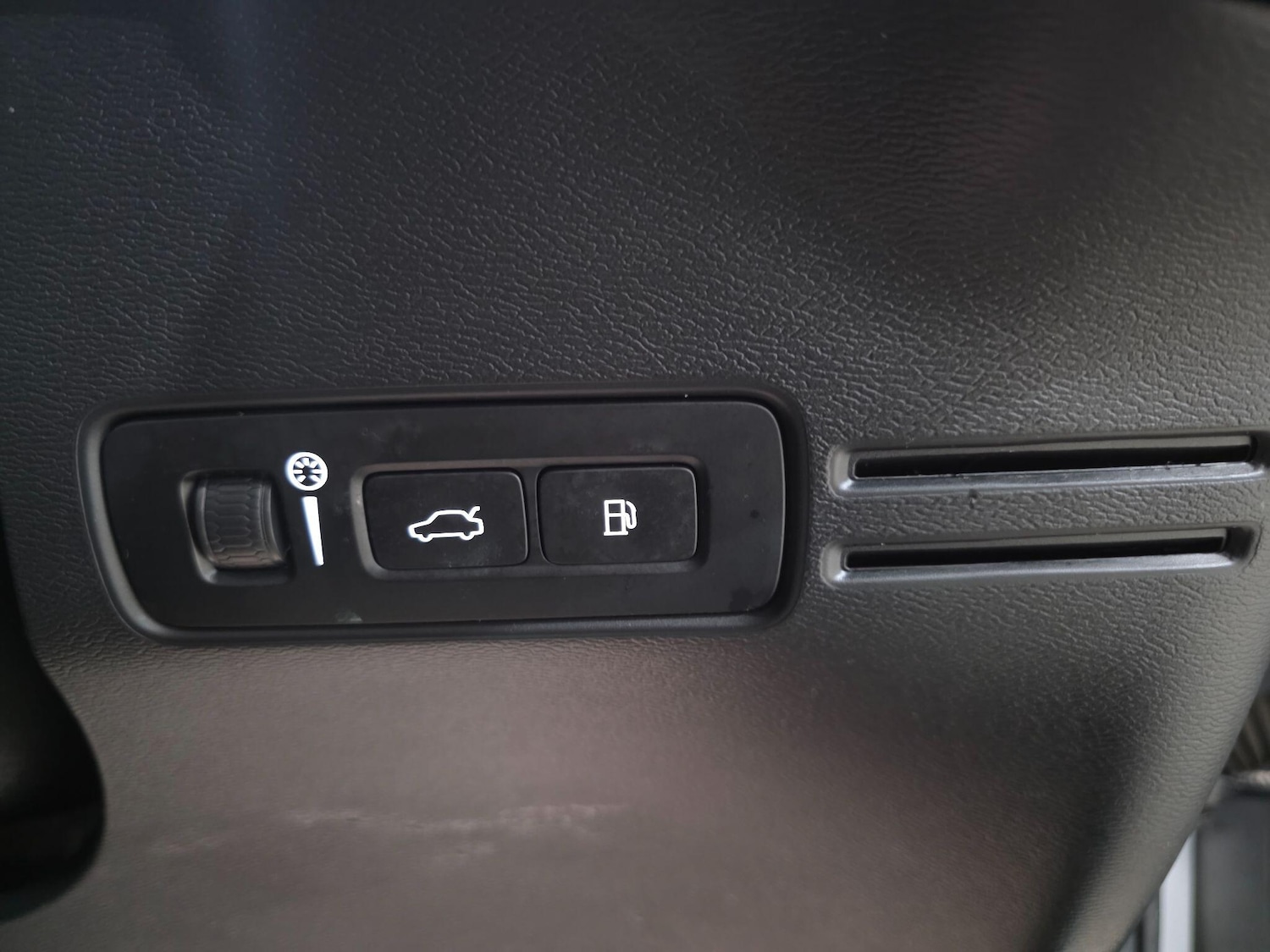 Used Volvo XC40 for sale - 76997440: Photo 25