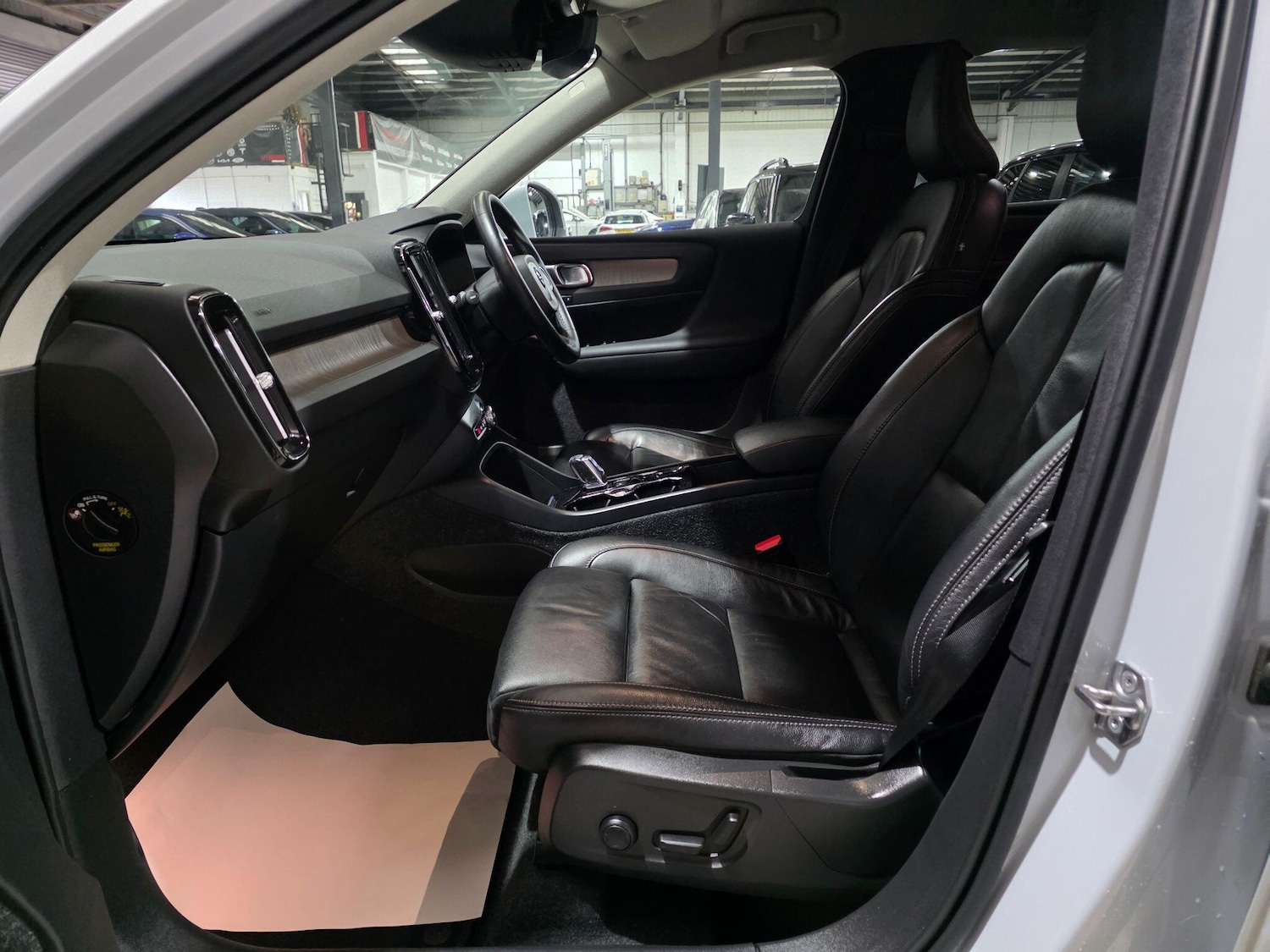 Used Volvo XC40 for sale - 76997440: Photo 30