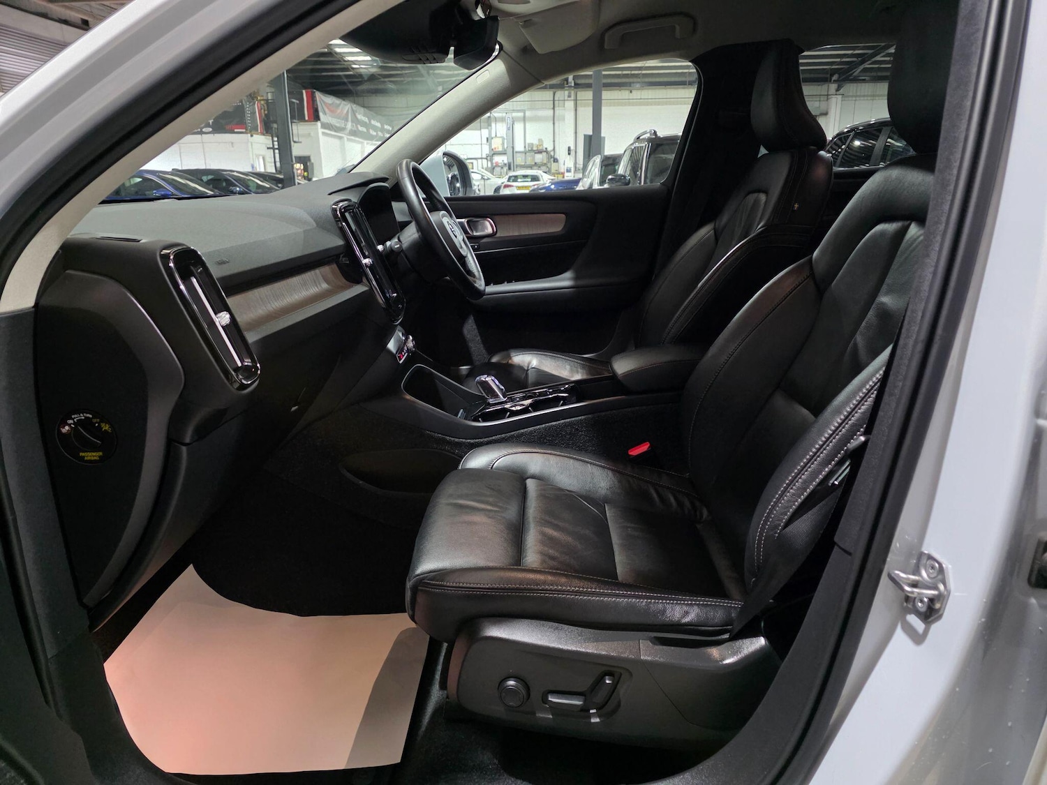 Used Volvo XC40 for sale - 76997440: Photo 31