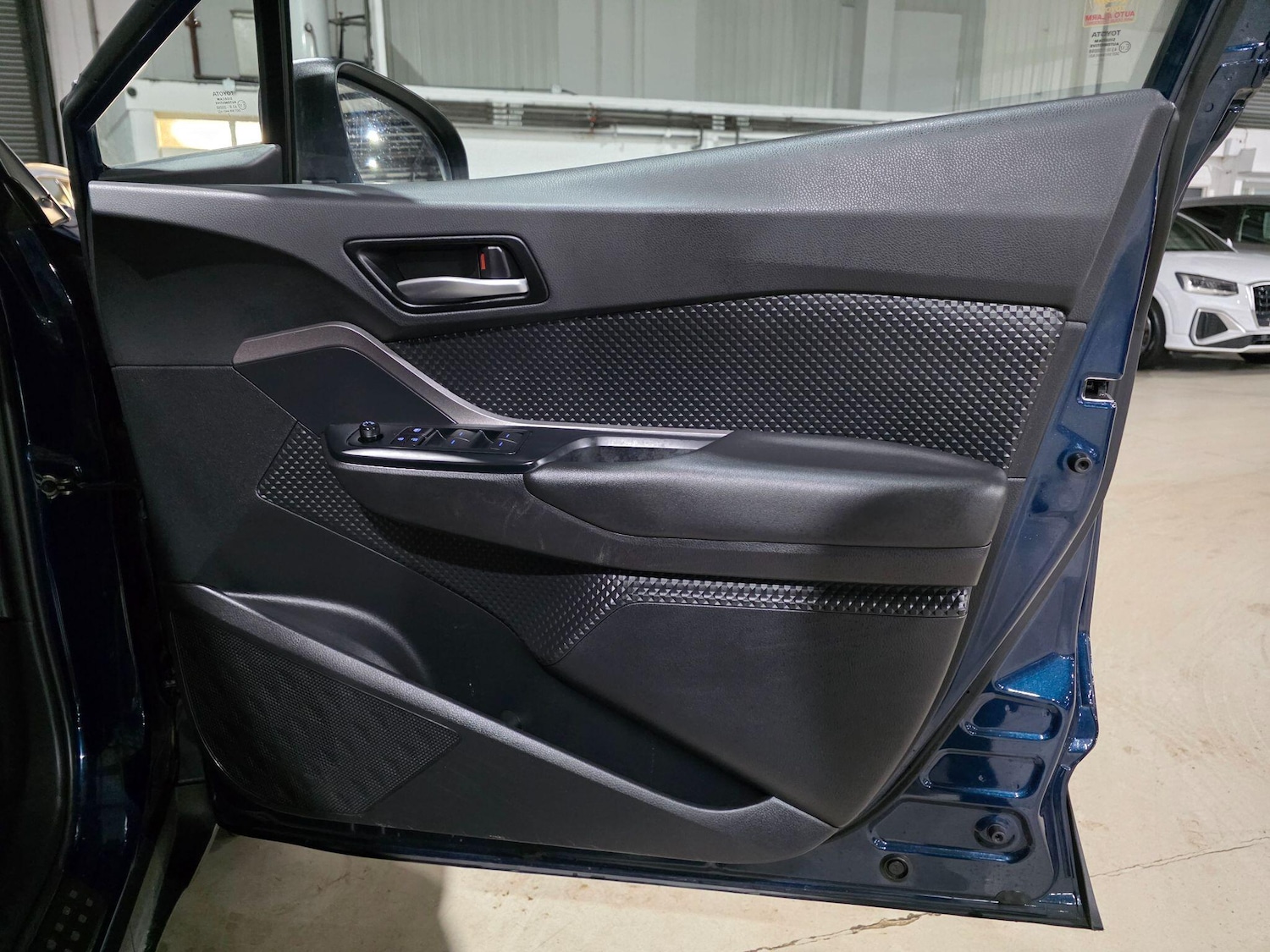 Used Toyota C-HR 2023 for sale - 77424686: Photo 11