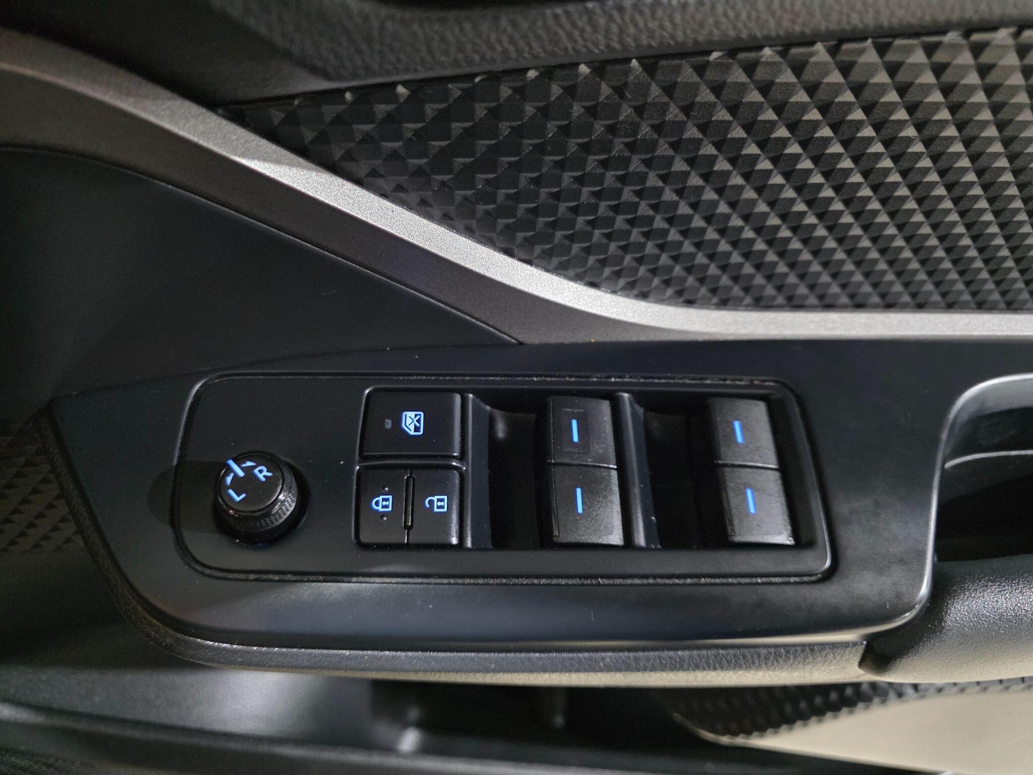 Used Toyota C-HR 2023 for sale - 77424686: Photo 12