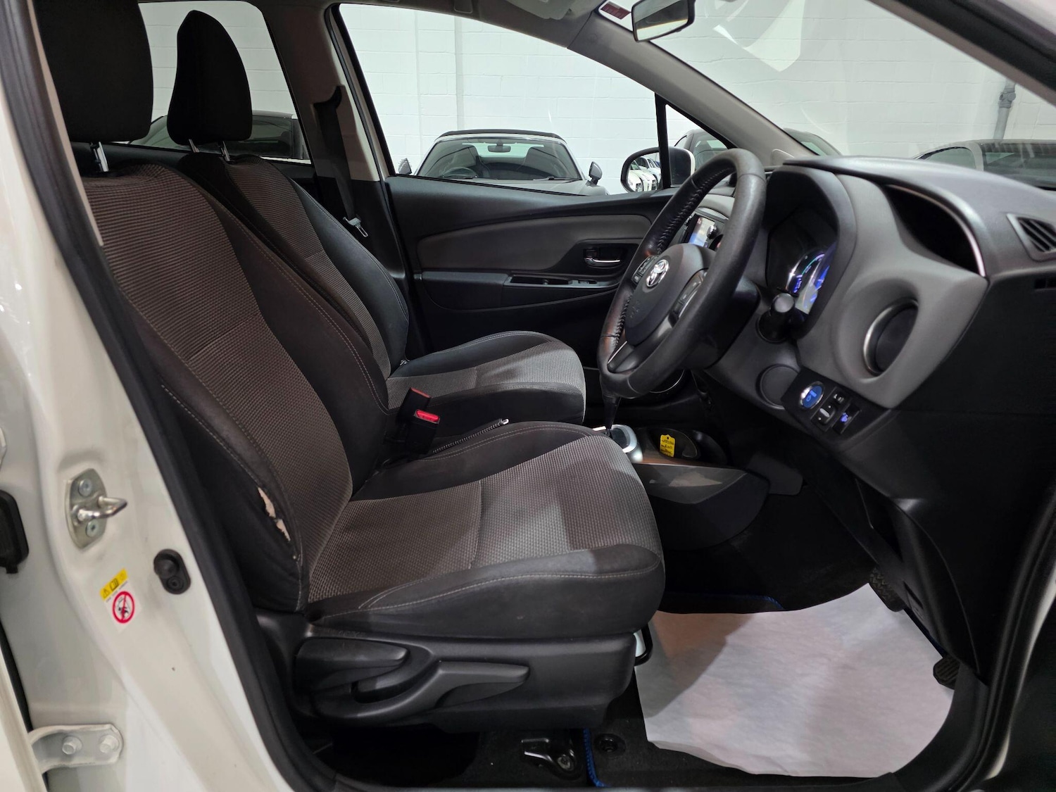 Used Toyota Yaris 2015 for sale - 76283180: Photo 6