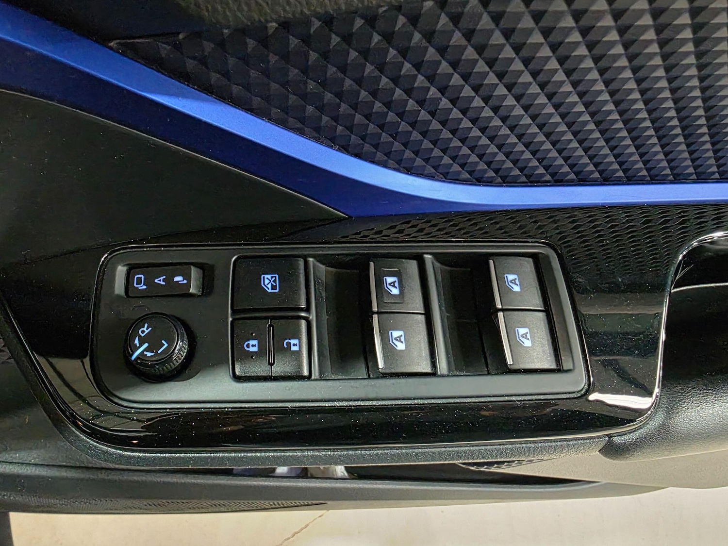 Used Toyota C-HR 2017 for sale - 76094375: Photo 12