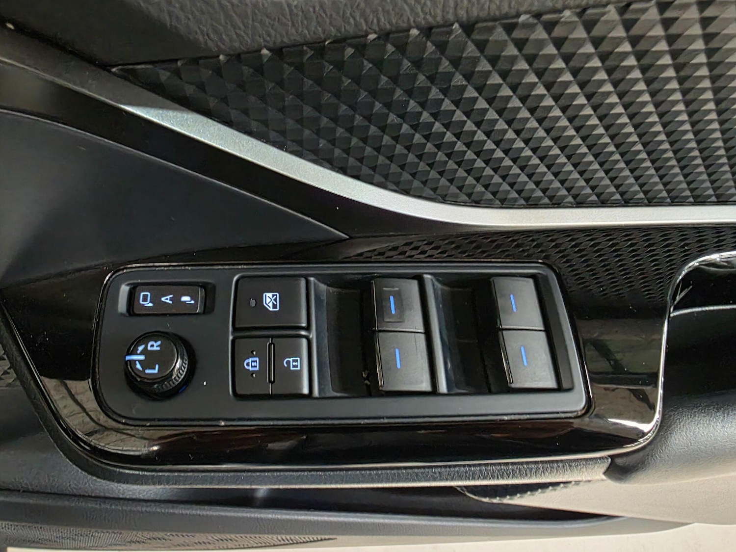 Used Toyota C-HR 2022 for sale - 76214279: Photo 12