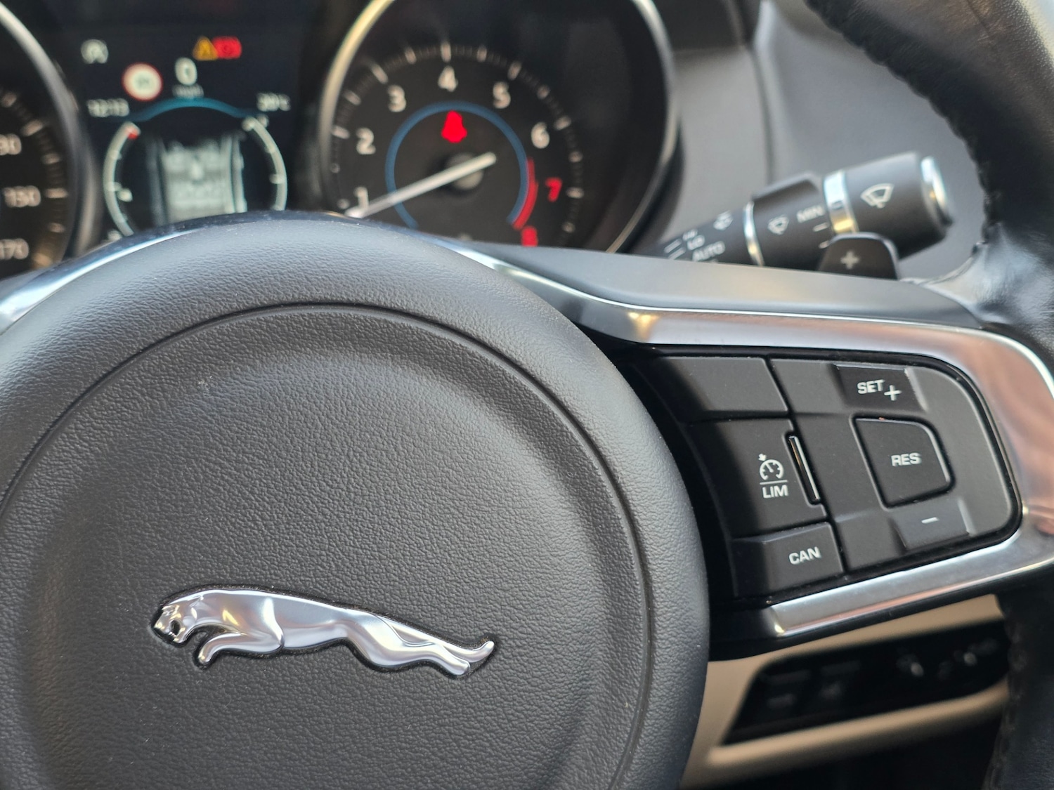 Used Jaguar XE 2018 for sale - 76402943: Photo 24