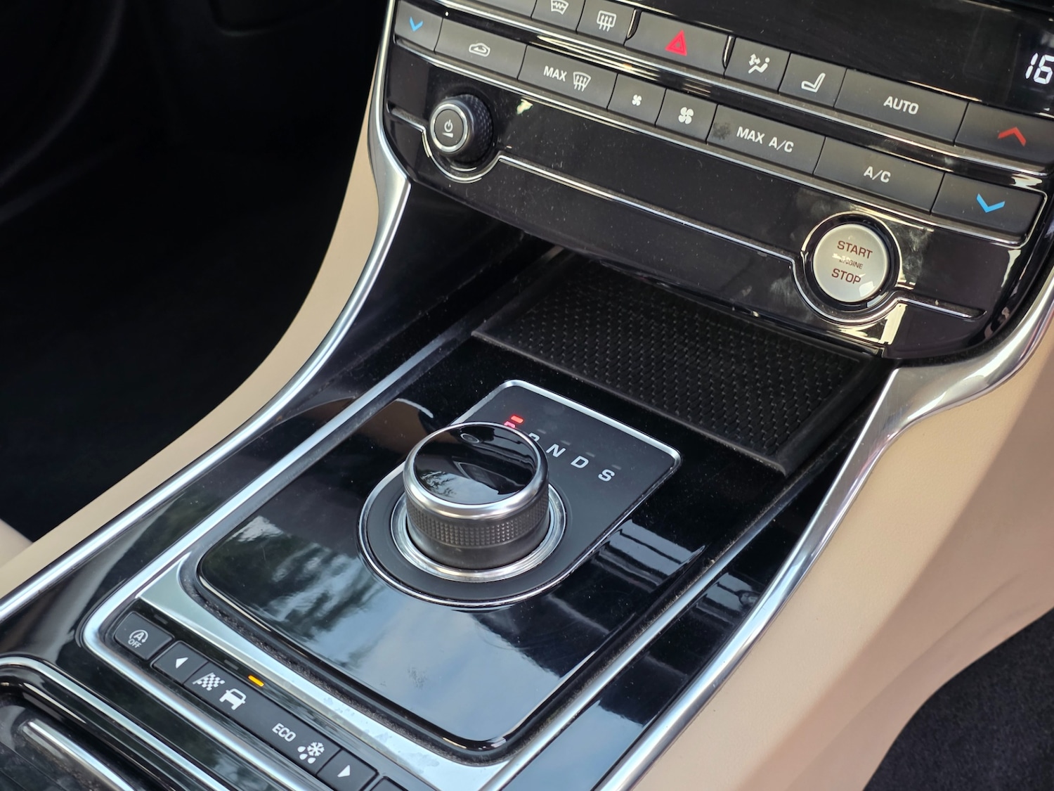 Used Jaguar XE 2018 for sale - 76402943: Photo 4