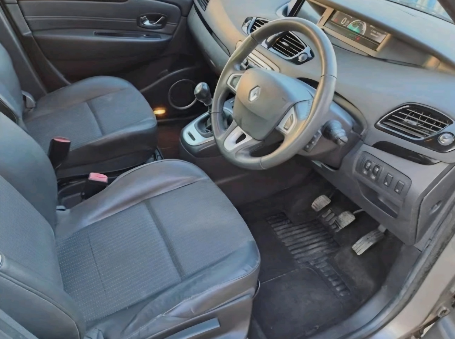 Used Renault Grand Scenic 2011 for sale - 76045301: Photo 5