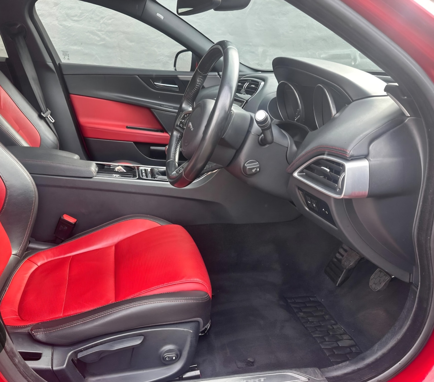 Used Jaguar XE 2015 for sale - 76208654: Photo 5