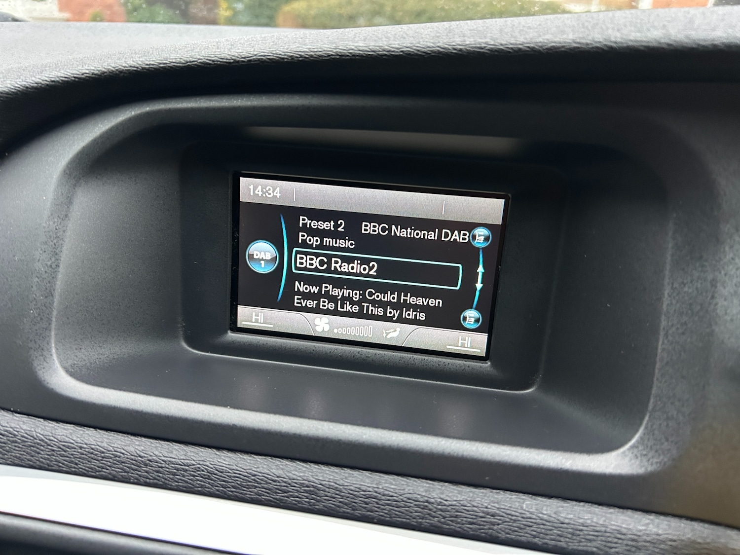 Used Volvo V40 2015 for sale - 77140571: Photo 10