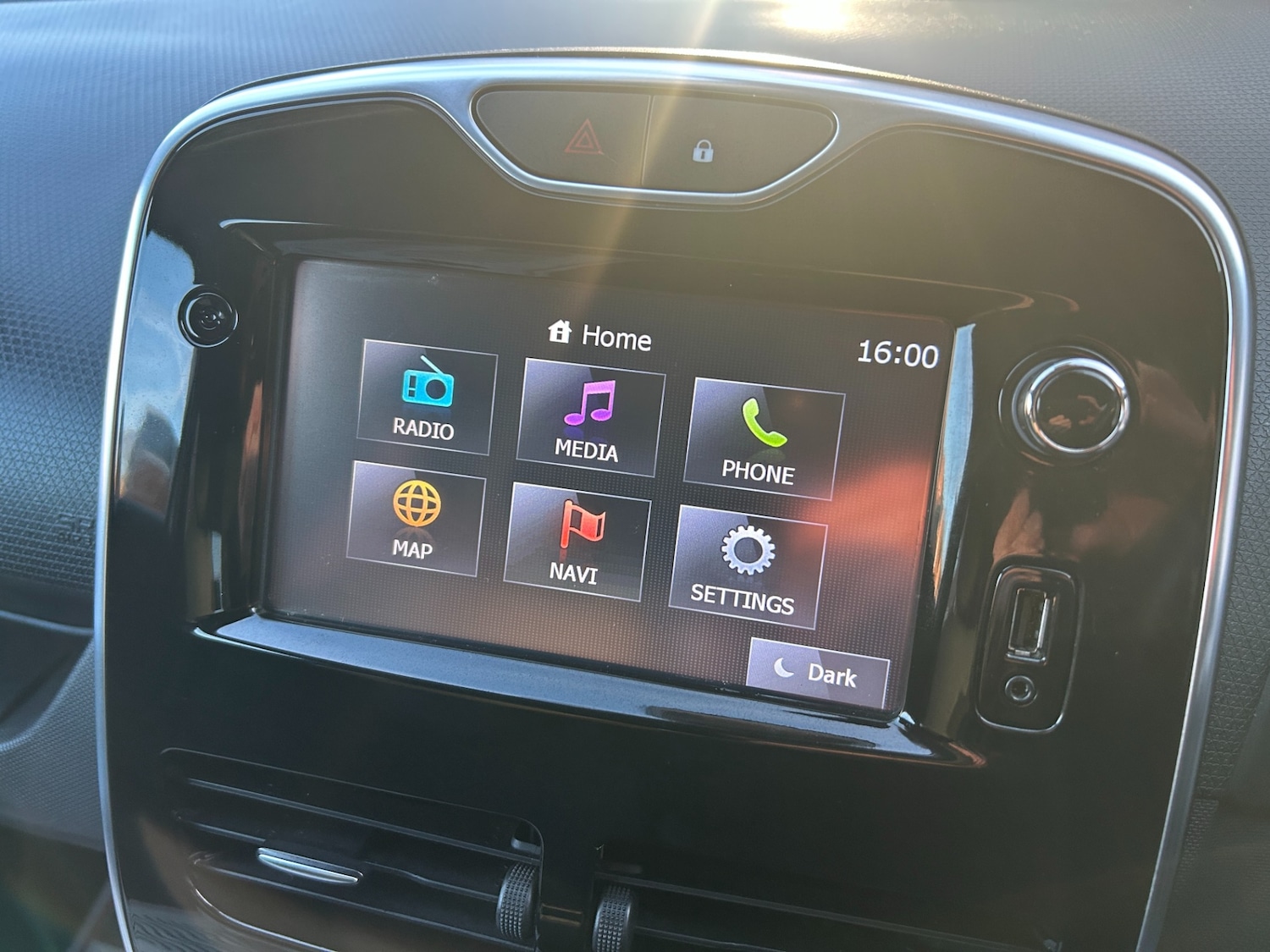 Used Renault Clio 2015 for sale - 76924784: Photo 11