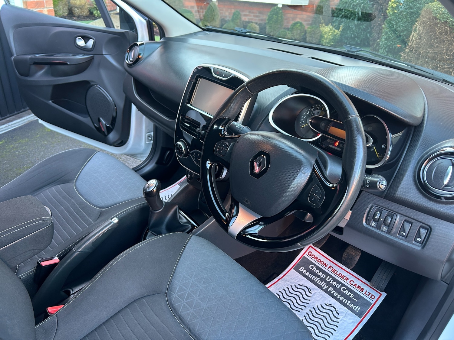 Used Renault Clio 2015 for sale - 76924784: Photo 2