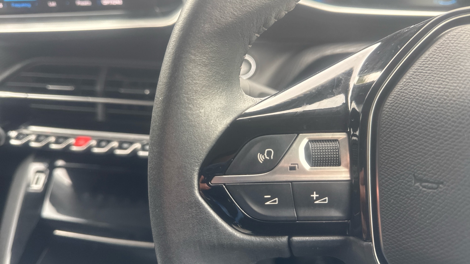 Used Peugeot 2008 2021 for sale - 76043861: Photo 23