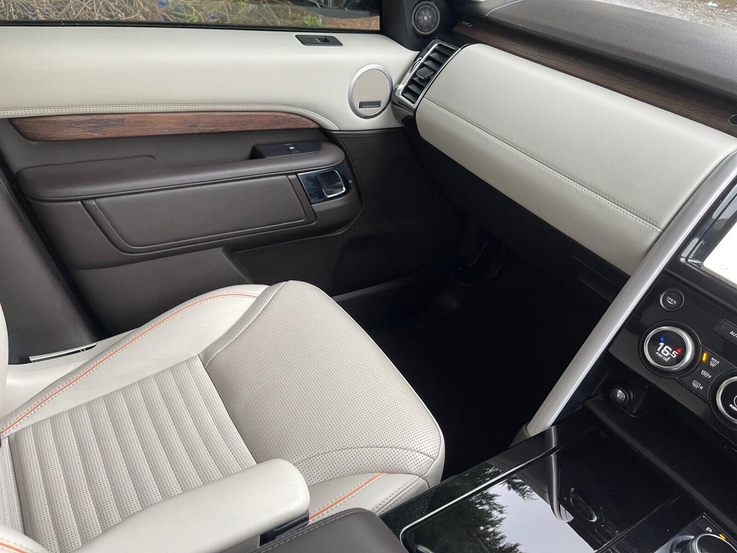 Used Land Rover Discovery 2018 for sale - 76392370: Photo 48