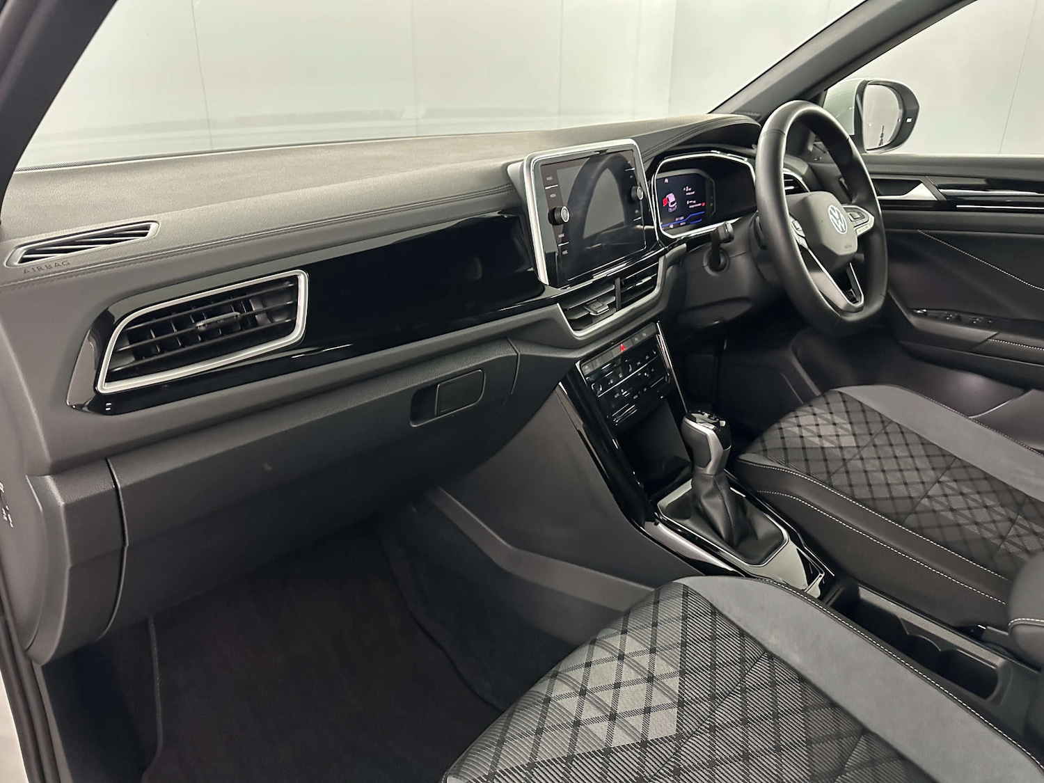 Used Volkswagen T-Roc 2024 for sale - 77765807: Photo 11