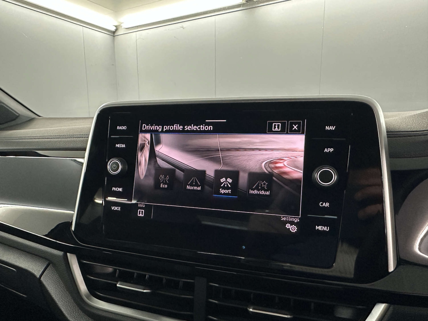 Used Volkswagen T-Roc 2024 for sale - 77765807: Photo 37