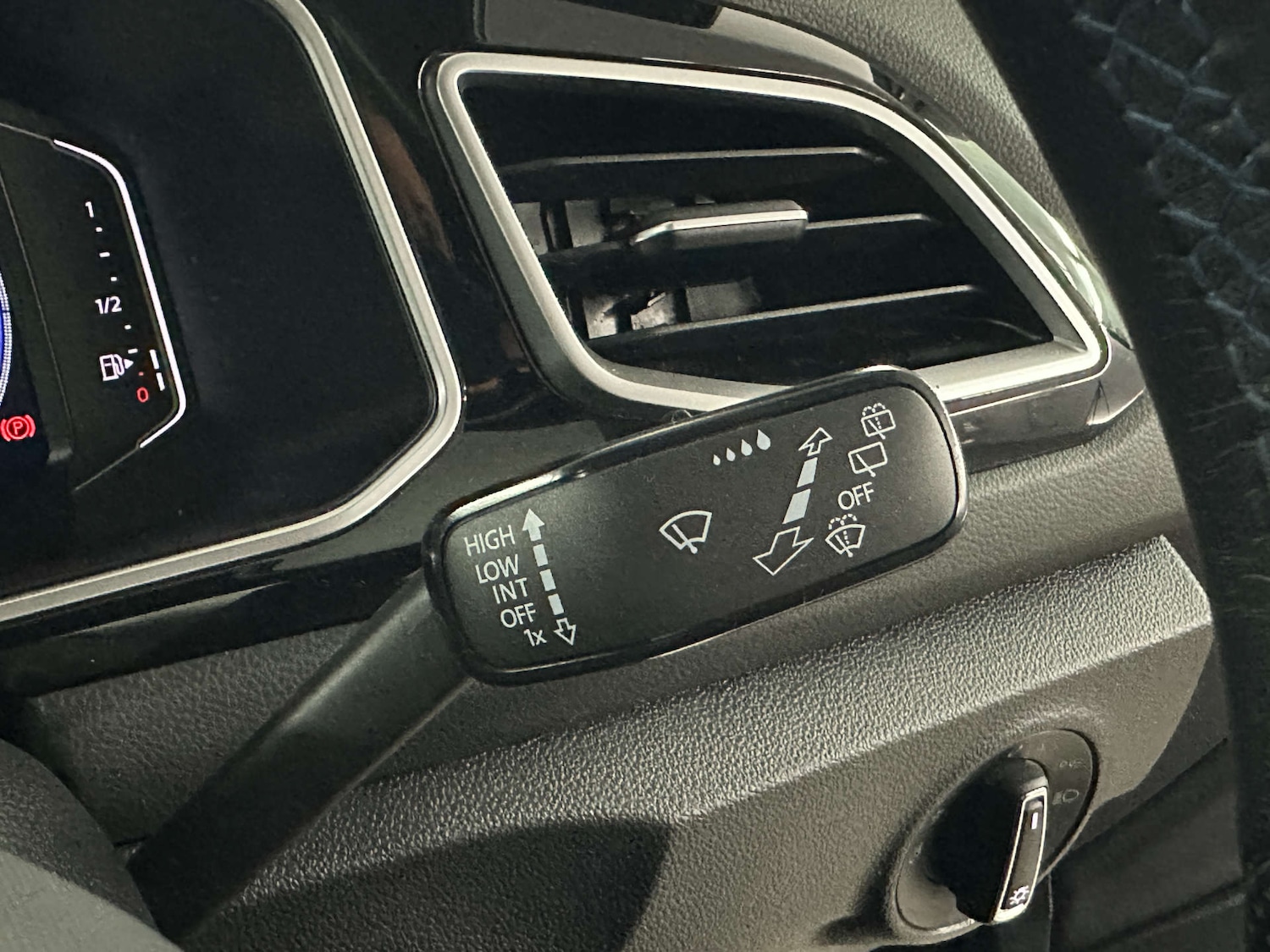 Used Volkswagen T-Roc 2022 for sale - 77655632: Photo 24