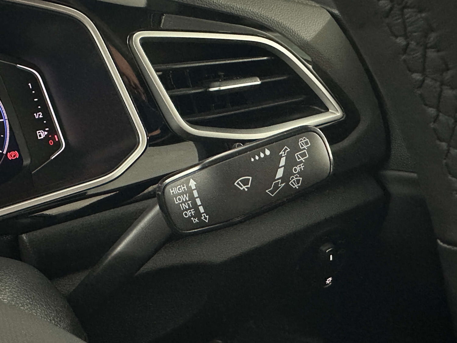 Used Volkswagen T-Roc 2024 for sale - 77745453: Photo 25