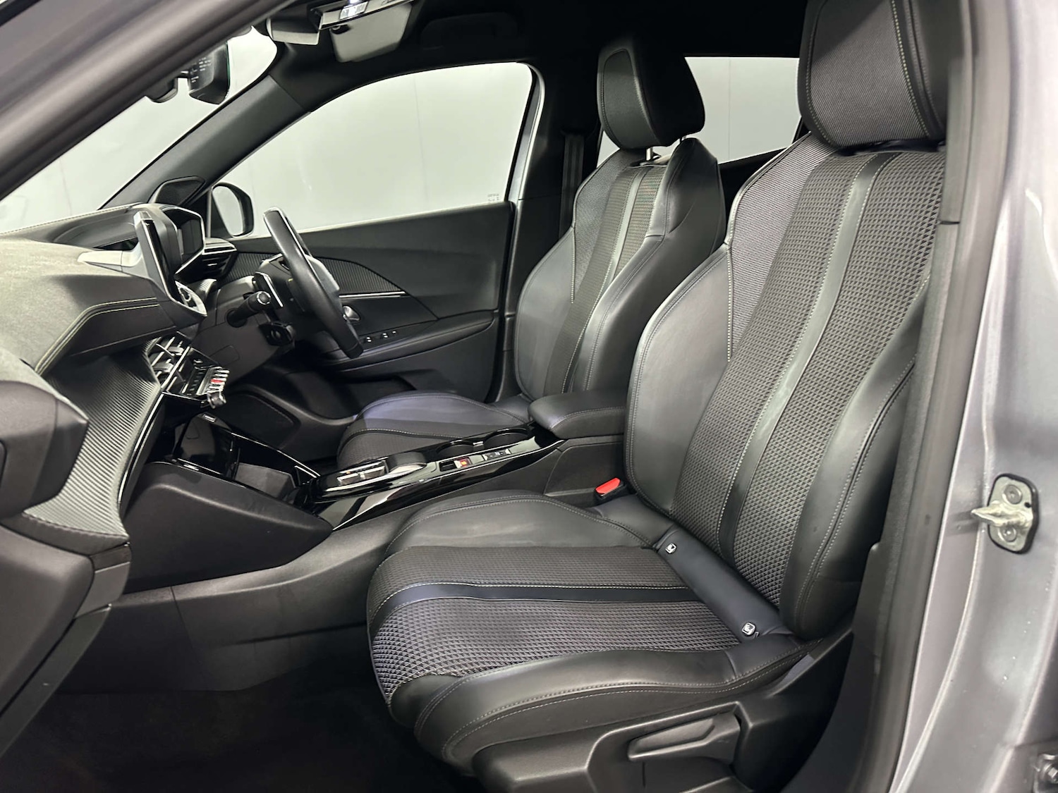 Used Peugeot 2008 2023 for sale - 77920617: Photo 12