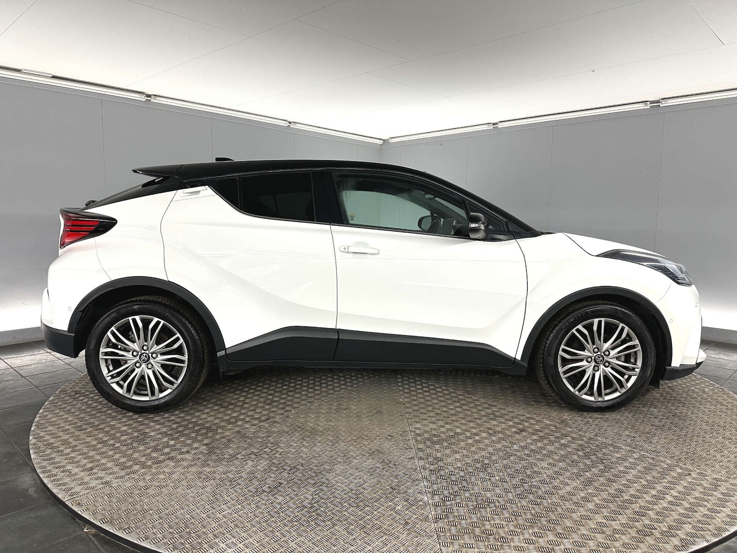 Used Toyota C-HR 2023 for sale - 77590735: Photo 10