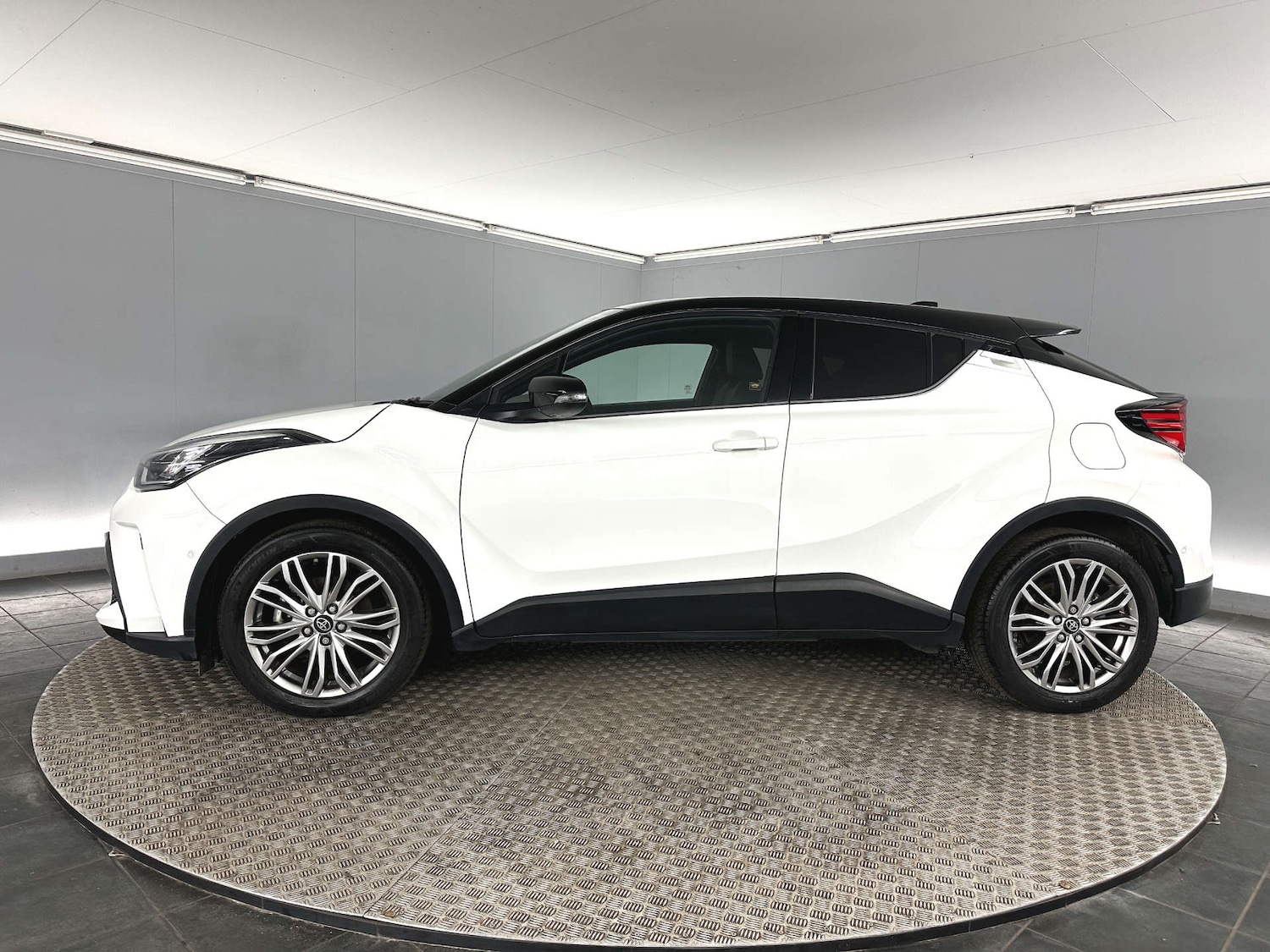Used Toyota C-HR 2023 for sale - 77590735: Photo 6