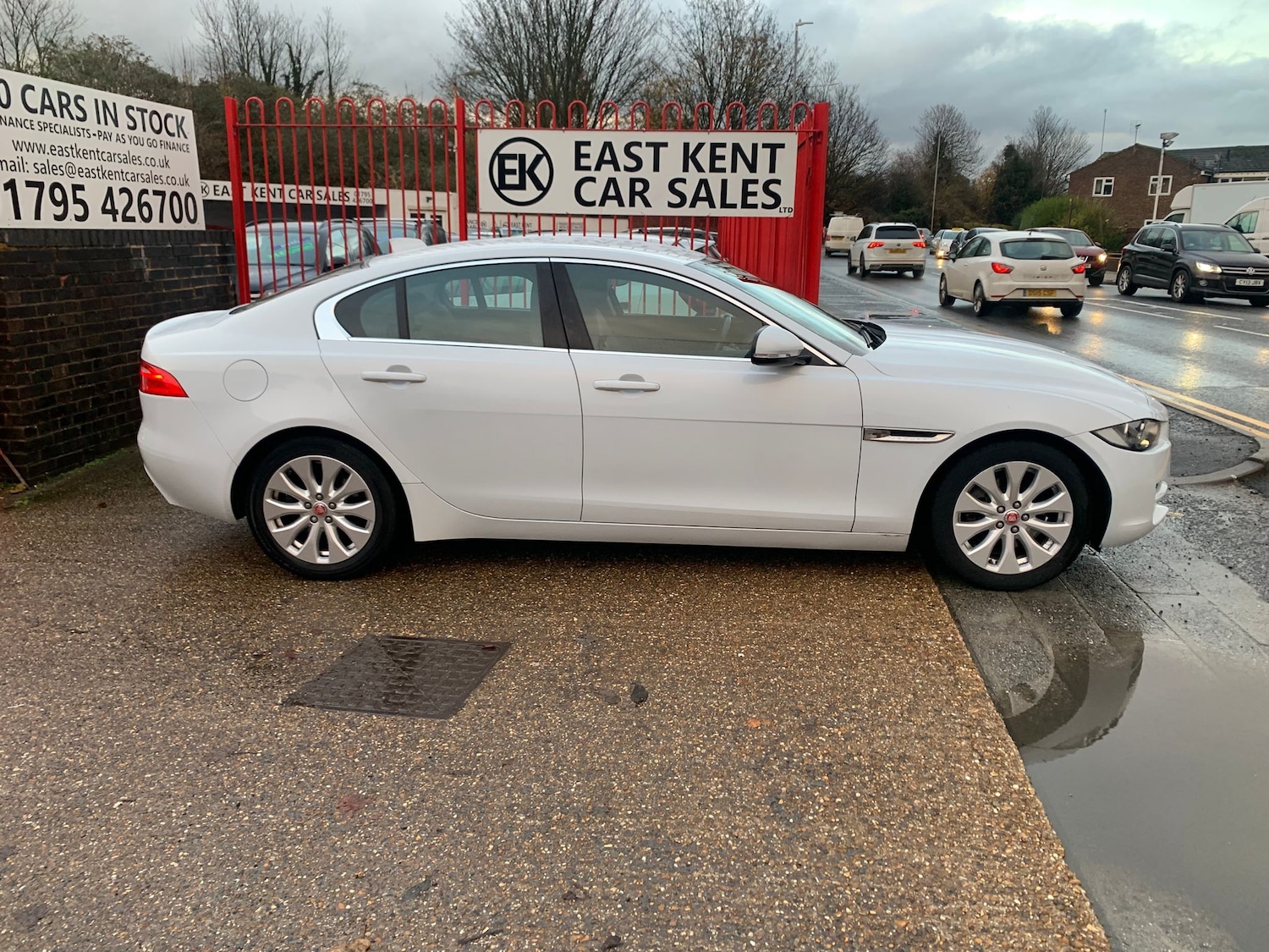 Used Jaguar XE 2016 for sale - 76830833: Photo 4