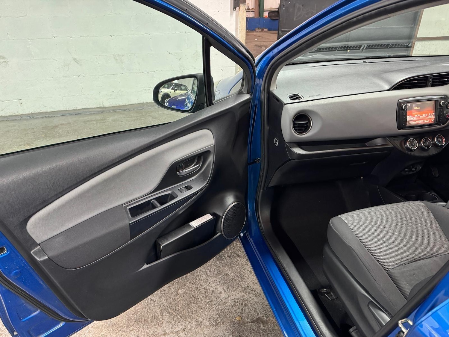 Used Toyota Yaris 2014 for sale - 76849755: Photo 38