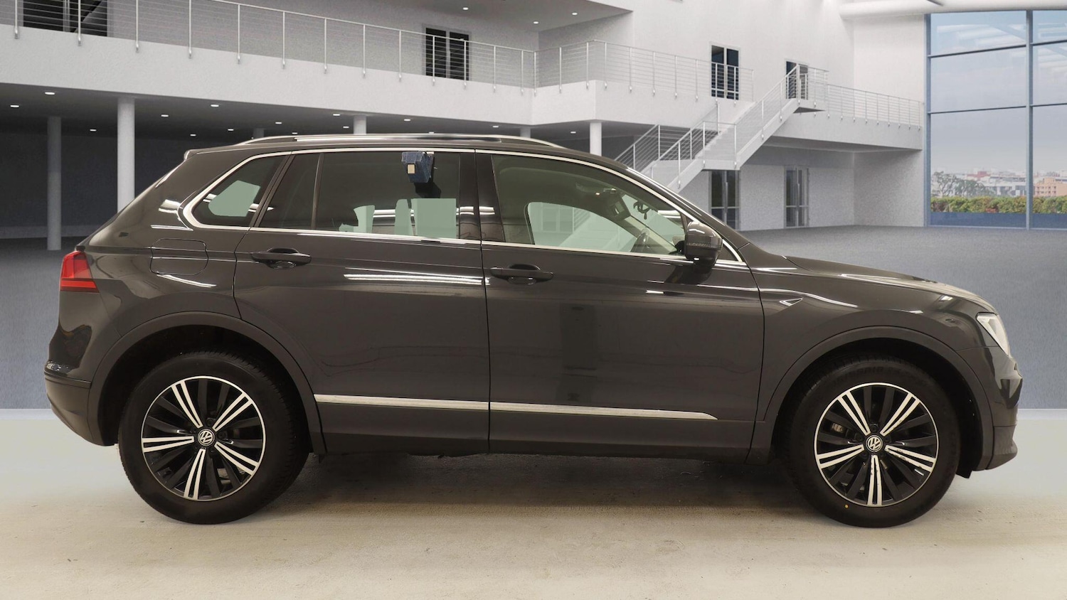 Used Volkswagen Tiguan 2017 for sale - 77723948: Photo 3