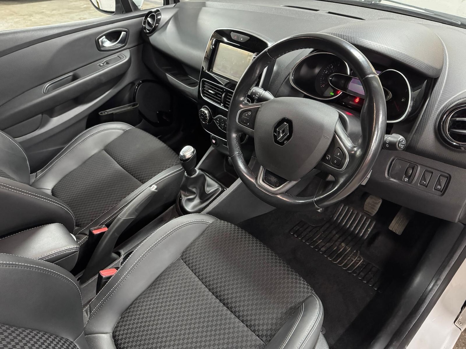 Used Renault Clio for sale - 77854304: Photo 15