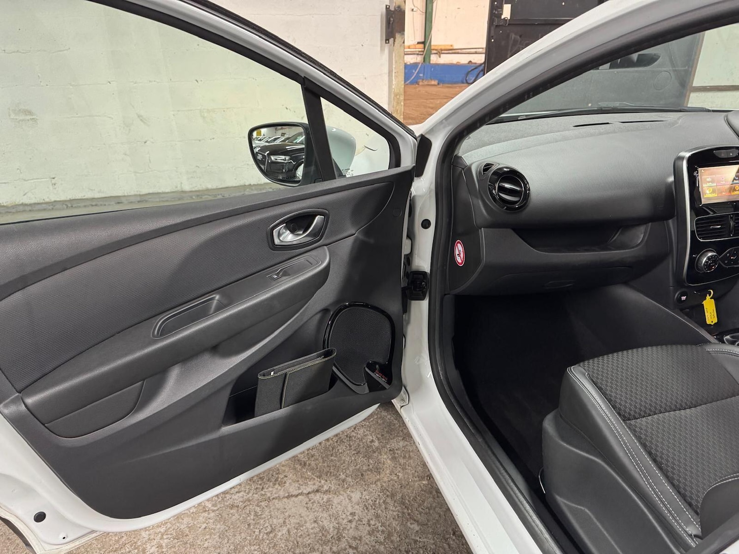 Used Renault Clio for sale - 77854304: Photo 40