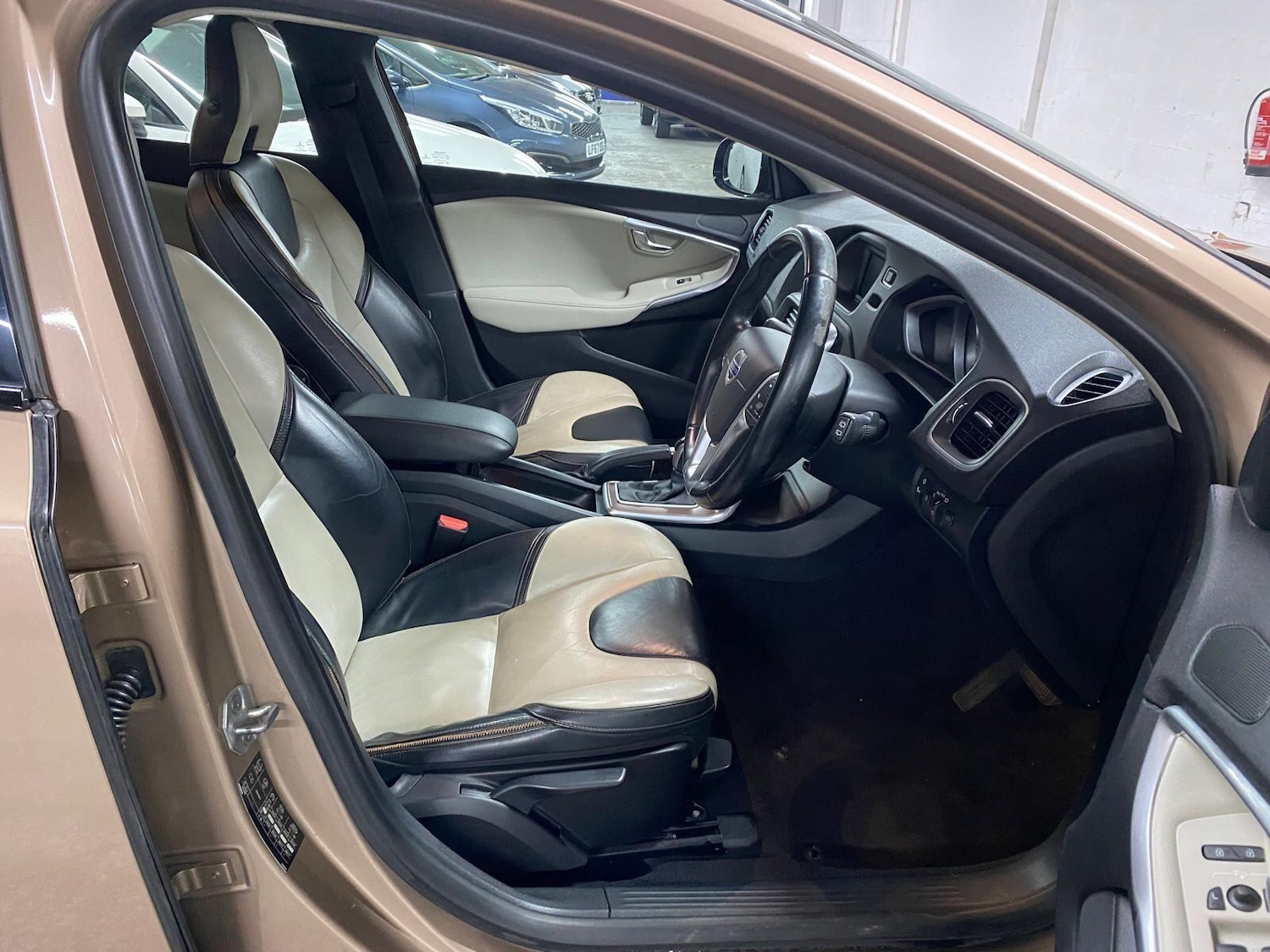 Used Volvo V40 Cross Country 2013 for sale - 76084716: Photo 10