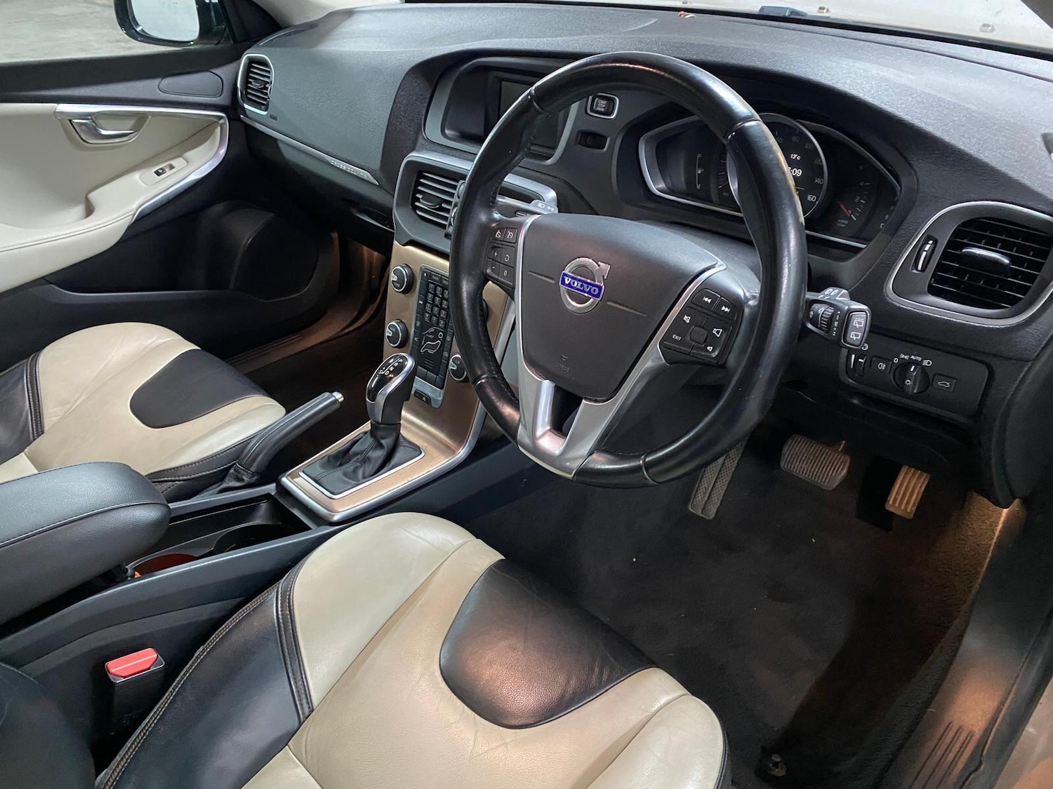 Used Volvo V40 Cross Country 2013 for sale - 76084716: Photo 13